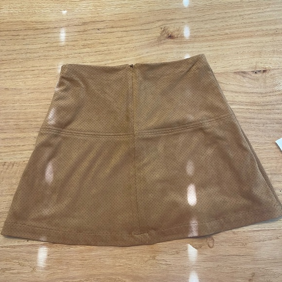 Mini skirt
Jolt
Size 3 - Picture 2 of 7